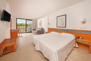 Family Room (2 Adults + 2 Children) room in Hotel & Apartamentos Casablanca
