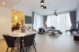 Downtown Luxury - Stunning 2BHK with Sea view in Forte towers, Downtown