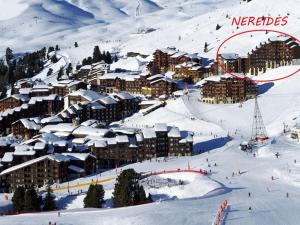 Spacieux 2 pièces avec accès pistes, terrasse, cheminée et parking - FR-1-455-147
