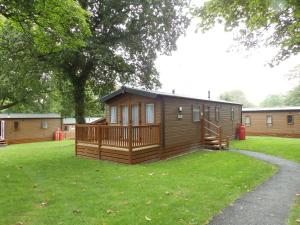 2 Bedroom Gold Caravan Lodge room in St. Ives Holiday Village