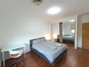 Cozy Queen Room in Spacious Merrylands Home - M7 - Merrylands