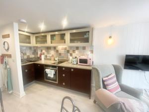 Stylish Cottage with Quay and River View