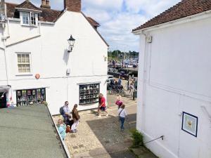 Stylish Cottage with Quay and River View