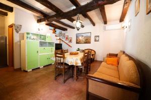 Tolles Ferienhaus in Peresiji mit Privatem Pool