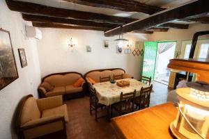 Tolles Ferienhaus in Peresiji mit Privatem Pool