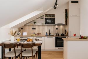 Prague Days - Two-bedroom Apartment with Workspace and Netflix in Nusle