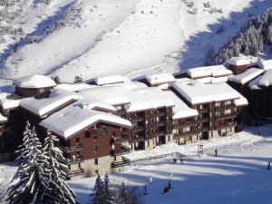 Magnifique 2 Pièces Rénové Skis aux Pieds, 4 Pers, WIFI - FR-1-182-240