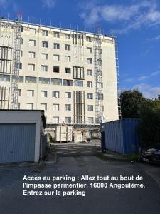 B&B / Chambres d'hotes Merig'home Chambre BD climatisee dans maison avec piscine au calme en ville, SdB & toilettes prives : photos des chambres