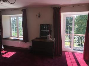 Great Trethew Hotel - Self Catering Lodges - Bar & Restaurant