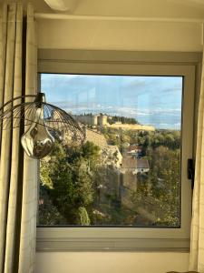 Charmante PETITE MAISON avec vue panoramique, en centre historique, proche dAvignon, ancienne, rénovée, climatisée, terrasse, parking public gratuit