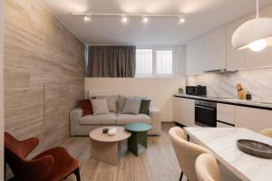 Cozy & Chic Stay with Patio Near Metro Station