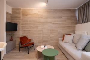 Cozy & Chic Stay with Patio Near Metro Station