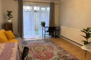 1 bed, Ground Floor Flat with Small Patio - Morden