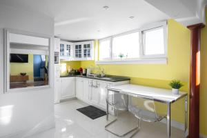 Best Views from Top Central Cozy 1-Bedroom Flat by Flat Mаnager