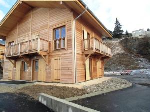 Chalets Chalet Mitoyen a Chamrousse, 8 pers, 3 niveaux, 4 chambres, Animaux admis, Terrasse Sud-Ouest - FR-1-549-105 : Chalet
