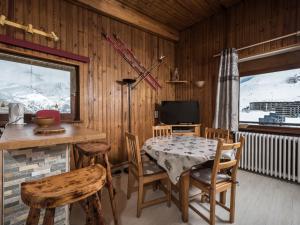 Appartement Éco avec Balcon · Proche Pistes et Commerces · WiFi · Animaux Acceptés - FR-1-502-410