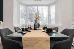 Boutique West-End Living with Bicocca Stays
