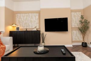 Boutique West-End Living with Bicocca Stays