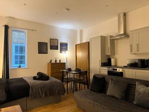 Central & Cosy Home Walking Distance To High Steet