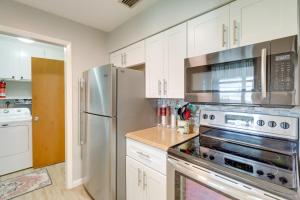 2 Mi to Lake Okeechobee Waterfront Home with Deck!