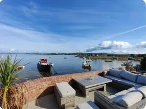 Cockles-Luxury beachfront-parking 2 cars-sleeps 10 - Starcross