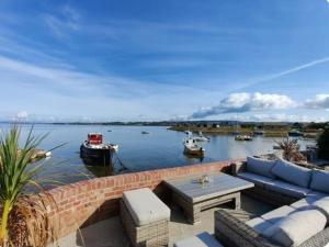 Luxury beachfront property Cockles-Sea View-private parking for 2 cars-sleeps 10