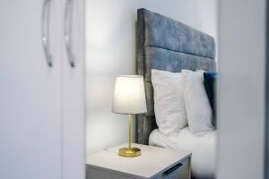 Stylish & Modern Phoenix Suite, Sleeps 6, Business-Ready, Fast Wifi