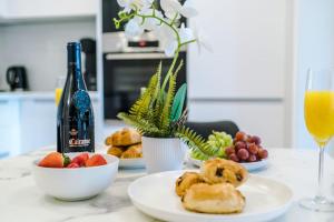 Stylish & Modern Phoenix Suite, Sleeps 6, Business-Ready, Fast Wifi