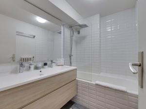 Grand Duplex 120m², 5 Pièces au Coeur de Tignes le Lac, 3 Chambres Doubles, Balcon et Terrasse Sud - FR-1-641-60