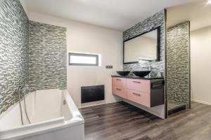 Villa moderne avec piscine privée et espace extérieur à Le Rove