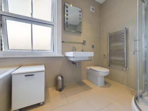 Luxury 4-Bedroom Modern Flat in Central London Steps from Station, Sleeps 9 in Style!