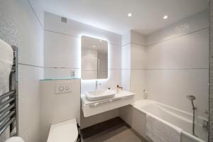 REF 30 - Cannes Croisette - Sea and gardens view apartment for rent