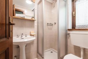 Parcheggio-Camino-8pax - Chalet immerso nella Natura img12