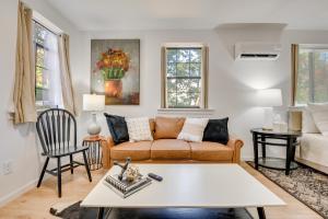 2 Mi to East Atlanta Village Cozy Studio with Porch