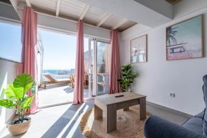 Cozy Studio for Solo Traveller or Young Couple with Stunning View to the Ocean