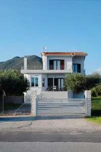 Nafpaktos Shingle Villa - 塞利亚尼蒂卡