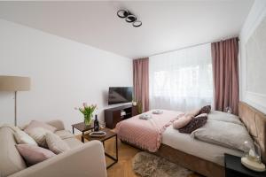 Classic 2-BR Apartment at Chmielna 200 m from Central Station, parking on site