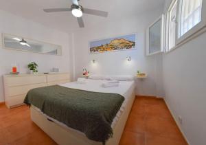 Seafront Apt in Arenales Beach, Pool & Parking