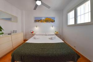 Seafront Apt in Arenales Beach, Pool & Parking