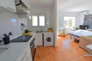 Seafront Apt in Arenales Beach, Pool & Parking
