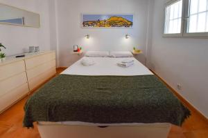 Seafront Apt in Arenales Beach, Pool & Parking