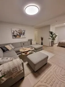 New renovated apartment near the airport with 3 double beds - Lanes