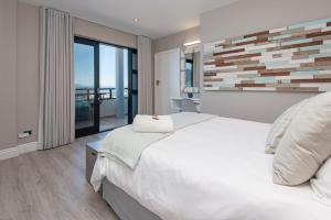 Marine Court 5 by BACK IN TOWN - 2Bedroom Ocean-facing Apt in Hermanus Centre