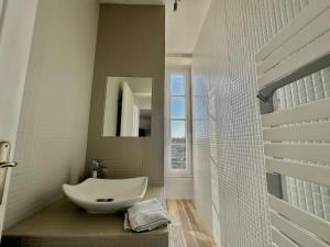Appartements La Vigie - 30 m de la mer, petite vue mer : photos des chambres