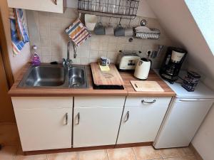 Ruhiges Wohlfühlzimmer auf dem Pferdehof Gut Greppin - mit Kochnische, WLAN & kostenlosem Parken