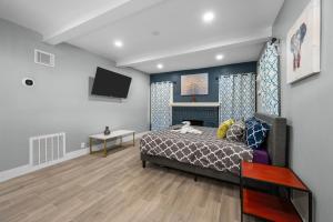 Modern Studio Retreat with Free Park