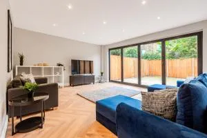 Battersea Spacious Home Perfect for Family and Groups with Free Parking Sleep 8 - London