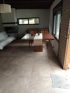 la casa cuenta con 3 dormitorios
