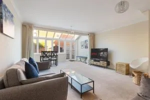 4Bed House Redhill Train Station - Chipstead