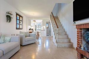 Few minutes walk to the Beach, Restaurants, Bars, Supermarkets and more!